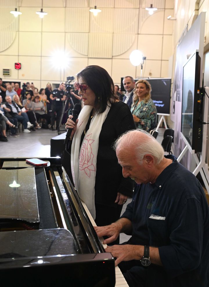 Τραγουδώντας με τον Γιώργο Χατζηνάσιο στο πιάνο