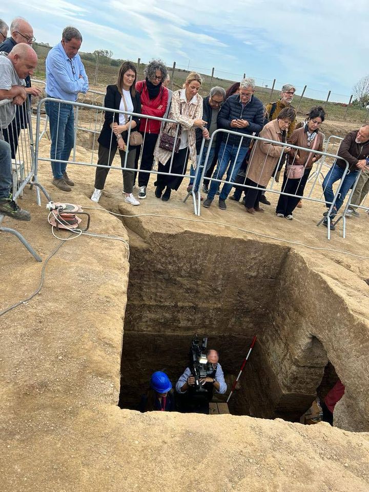 Αρχαιολόγοι και τοπικοί αξιωματούχοι παρευρίσκονται στα εγκαίνια ενός τάφου 2.600 ετών γεμάτου αρχαίους θησαυρούς στον αρχαιολογικό χώρο Βούλτσι στην κεντρική Ιταλία, στις 27 Οκτωβρίου 2023.