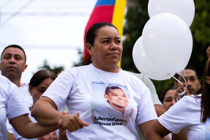 Η Cilenis Marulanda, μητέρα του Κολομβιανού ποδοσφαιριστή Luis Diaz, συμμετέχει σε πορεία για να απαιτήσει την απελευθέρωση του συζύγου της και πατέρα του επιθετικού της Λίβερπουλ, στο Barrancas, διαμέρισμα La Guajira, Κολομβία, Τρίτη 31 Οκτωβρίου 2023. Οι γονείς του 26χρονου Ντίας φέρονται να απήχθησαν την ώρα που πήγαιναν στο σπίτι τους. Η Μαρουλάνδα διασώθηκε από την αστυνομία στο Barrancas, δήλωσε ο πρόεδρος της Κολομβίας Γκουστάβο Πέτρο.