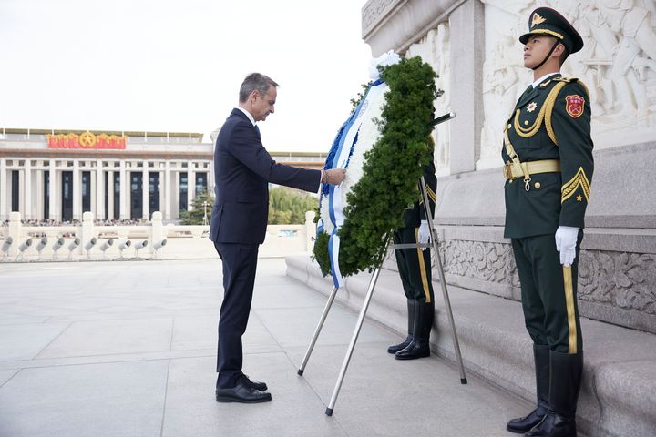 Στιγμιότυπο από την κατάθεση στεφάνου από τον Κυριάκο Μητσοτάκη