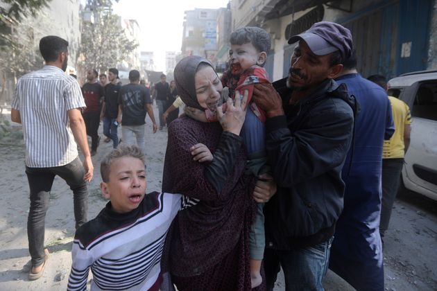 ガザ市から南へ数マイル離れたブレイジ難民キャンプで怪我をした子どもを抱く女性（2023年11月2日）