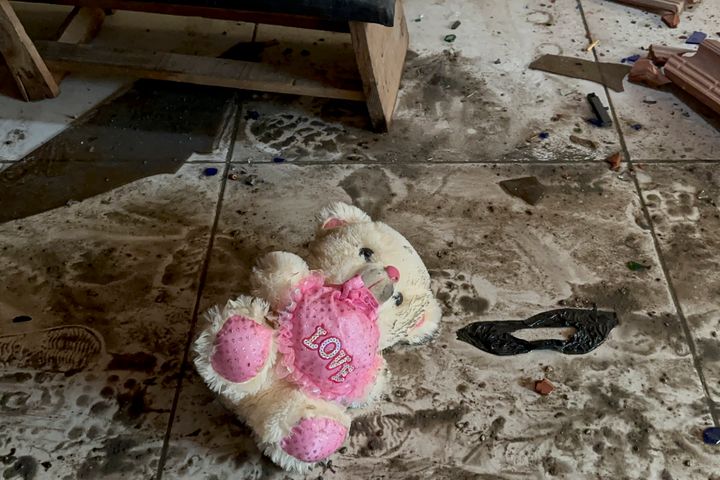 イスラエル軍に攻撃されたガザ・ヌセイラト難民キャンプで、床に残っていたクマのぬいぐるみ（2023年10月31日）