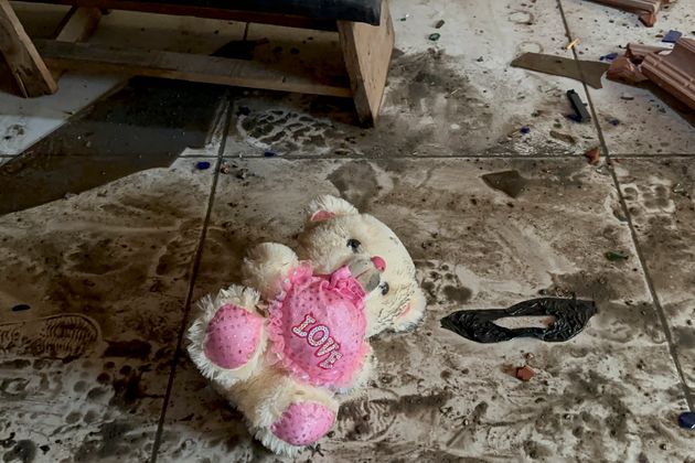 イスラエル軍に攻撃されたガザ・ヌセイラト難民キャンプで、床に残っていたクマのぬいぐる（2023年10月31日）
