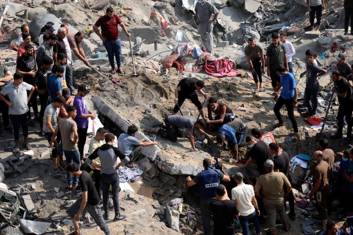 FILE - Warga Palestina bekerja di antara puing-puing bangunan yang menjadi sasaran serangan udara Israel di kamp pengungsi Jabaliya, Jalur Gaza utara pada 1 November 2023. (AP Photo/Abed Khaled, File)