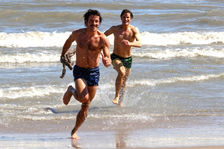 Jonathan Bailey, à esquerda, e Matt Bomer, à direita, no Showtime's "Companheiros de viagem."