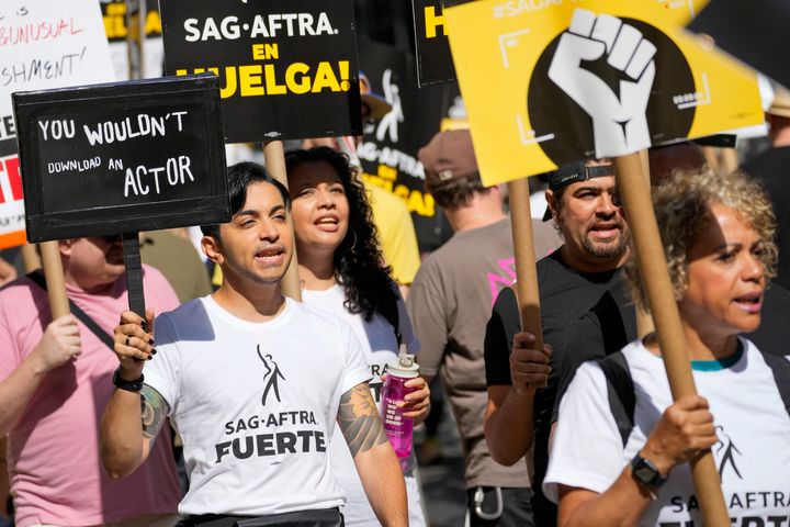 Actores y escritores latinos en un piquete de temática latina en julio durante las huelgas de WGA y SAG-AFTRA.  (Foto AP/Mary Altaffer)