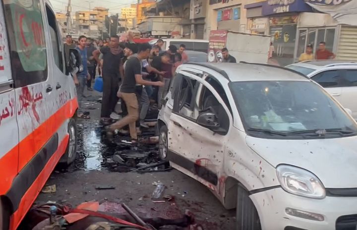 Ένα στιγμιότυπο από βίντεο δείχνει ένα δρόμο μετά τις ισραηλινές επιθέσεις στην είσοδο του νοσοκομείου Al-Shifa στην πόλη της Γάζας, στη Γάζα, στις 3 Νοεμβρίου 2023. Υπάρχουν νεκροί και τραυματίες ως αποτέλεσμα της ισραηλινής στοχοποίησης ασθενοφόρων που ετοιμάζονται να πάνε νότια για να φτάσουν στο συνοριακό πέρασμα της Ράφα, δήλωσε ο εκπρόσωπος υγείας της Γάζας.