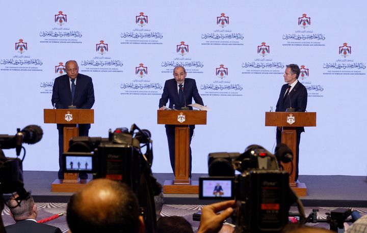 Ο υπουργός Εξωτερικών των ΗΠΑ Antony Blinken, δεξιά, ο υπουργός Εξωτερικών της Αιγύπτου Sameh Shoukry, αριστερά, και ο αναπληρωτής πρωθυπουργός και υπουργός Εξωτερικών της Ιορδανίας Ayman Safadi παραχωρούν συνέντευξη Τύπου στο Αμμάν της Ιορδανίας, Σάββατο 4 Νοεμβρίου 2023.