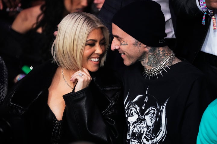 Travis Barker (à direita) pediu Kourtney Kardashian em casamento em 2021. Eles se casaram no ano seguinte.