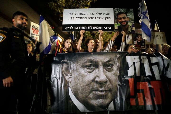 Διαδηλωτές ζητούν την παραίτηση του Ισραηλινού πρωθυπουργού Mπενιαμίν Νετανιάχου, καθώς καταγγέλλουν τη συνεχιζόμενη αιχμαλωσία των ομήρων της Χαμάς στις 4 Νοεμβρίου 2023 στην Ιερουσαλήμ.
