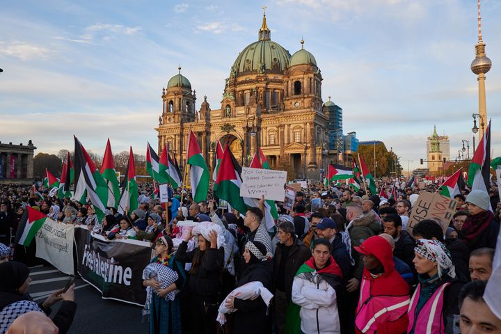 04 Νοεμβρίου 2023, Βερολίνο: Διαδήλωση υπέρ της Παλαιστίνης.
