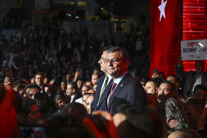Πριν την ομιλία του μετά την ανακοίνωση των αποτελεσμάτων που τον ανέδειξαν πρόεδρο του CHP.