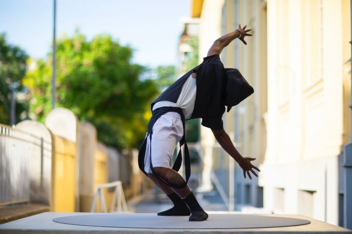 Portals | Πύλη , 2021 | Performance Brendan Fernandes, A Solo Until We Can Dance Again , 2021 | Performer Joseph Nama | Ευγενική παραχώρηση ο καλλιτέχνης και η Monique Meloche Gallery, Σικάγο | Ανάθεση νέου έργου από τον Οργανισμό ΝΕΟΝ | NEON + Βουλή των Ελλήνων