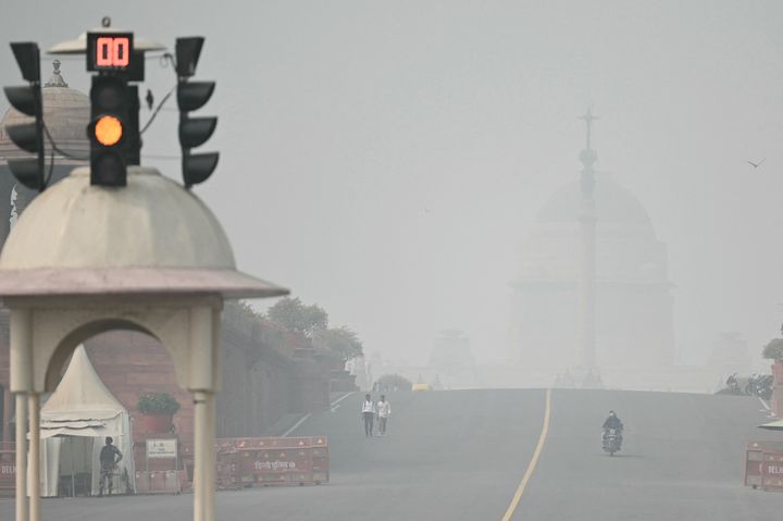 5 Νοέμβριος 2023, Οι αρχές στην πρωτεύουσα,Νέο Δελχί, παρέτειναν στις 5 Νοεμβρίου το έκτακτο κλείσιμο των σχολείων και για αύριο, καθώς δεν υπάρχουν σημάδια βελτίωσης στα επίπεδα ρύπανσης της μεγαλούπολης.