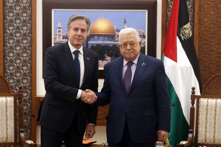 Ο Παλαιστίνιος πρόεδρος Μαχμούντ Αμπάς (Δ) συναντάται με τον υπουργό Εξωτερικών των ΗΠΑ Άντονι Μπλίνκεν (Α) στη Ραμάλα της Δυτικής Όχθης στις 05 Νοεμβρίου 2023.