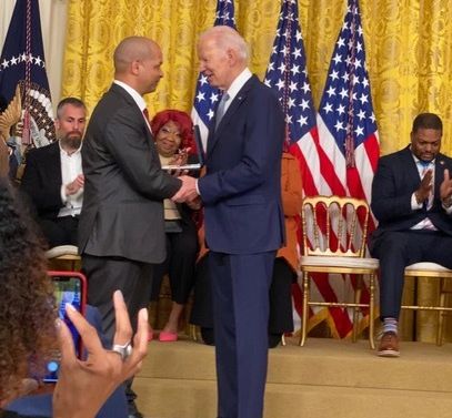 El autor recibe la Medalla Presidencial de Ciudadanos de manos del presidente Joe Biden en la Casa Blanca en enero de 2023.