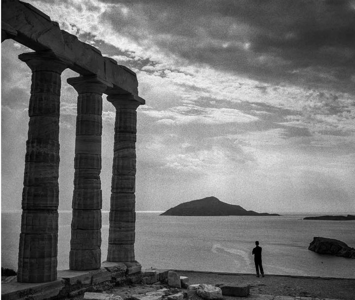 ούνιο, 1955. Επισκέπτης στέκεται στα ερείπια του ναού του Ποσειδώνα