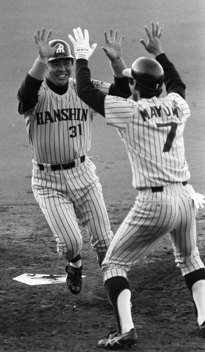 日本シリーズ2本目の本塁打を放ち、真弓明信選手（右）とハイタッチする阪神の掛布雅之選手（左）＝1985年11月2日