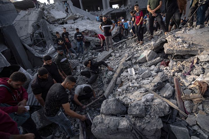 Παλαιστίνιοι αναζητούν επιζώντες από τον ισραηλινό βομβαρδισμό στον προσφυγικό καταυλισμό Μαγκάζι στη Λωρίδα της Γάζας (5/11/2023)