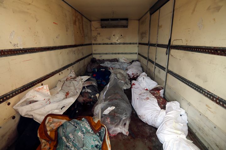 Σώματα νεκρών Παλαιστινίων που σκοτώθηκαν σε ισραηλινές αεροπορικές επιδρομές, φαίνονται σε ένα φορτηγό στο νοσοκομείο al-Shifa στην πόλη της Γάζας (5/11/2023)