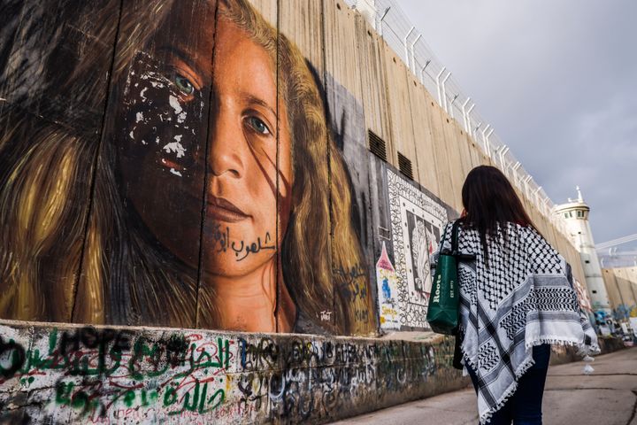 Πορτρέτο της Άχεντ Ταμίμι στο τείχος που έχει ανεγείρει το Ισραήλ στη Βηθλεέμ, στη Δυτική Όχθη.