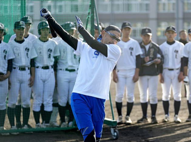 野球部員に打撃を指導するイチローさん＝2023年11月5日、北海道旭川市の旭川東高