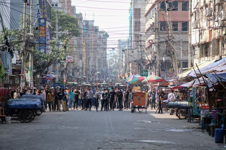 Εργάτες εργοστασίων ένδυσης του Μπαγκλαντές που ζητούν καλύτερους μισθούς εμποδίζουν την κυκλοφορία και συγκρούονται με την αστυνομία στο Μιρπούρ της Ντάκα στο Μπαγκλαντές (2/11/2023)