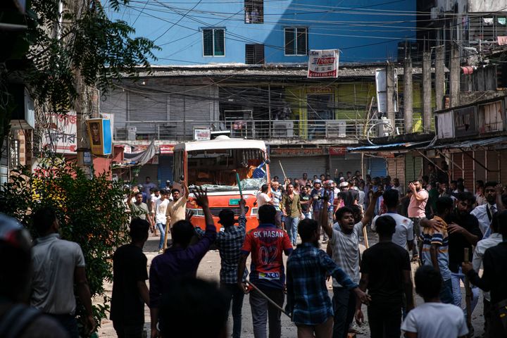 Εργάτες ενδυμάτων από το Μπαγκλαντές βανδαλίζουν λεωφορεία κατά τη διάρκεια διαμαρτυρίας με αίτημα την αύξηση των μισθών τους στο Μιρπούρ της Ντάκα, Μπαγκλαντές, (31/10/2023)