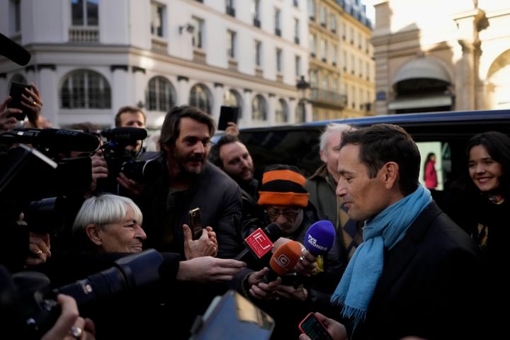 Ο Γάλλος συγγραφέας Ζαν-Μπατίστ Αντρεά συνομιλεί με δημοσιογράφους κατά την άφιξη του στο εστιατόριο Drouant αμέσως μετά τη νίκη του. Παρίσι, 7 Νοεμβρίου 2023. (AP Photo/Thibault Camus)