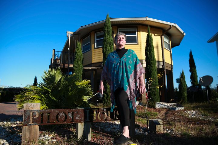Η Μπόνι Πόλσον στέκεται μπροστά από το σπίτι της στο Mexico Beach, της Φλόριντα, Οκτ. 19, 2023. Το ανθεκτικό στους τυφώνες σπίτι, που σχεδιάστηκε από την Deltec, ήταν μια από τις λίγες εναπομείνασες κατασκευές μετά τον τυφώνα Μάικλ που έπληξε την περιοχή το 2018. Μερικοί προνοητικοί ιδιοκτήτες χτίζουν σπίτια όπως η κυρία Πόλσον, με σκοπό να τα κάνουν πιο ανθεκτικά στις ακραίες καιρικές συνθήκες, που επιδεινώνονται με την κλιματική αλλαγή. (AP Photo/Laura Bargfeld)