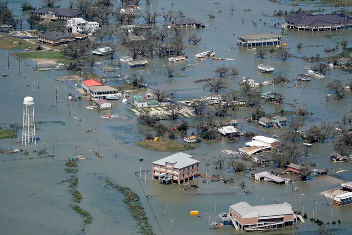 ΑΡΧΕΙΟ - Κτίρια και σπίτια πλημμύρισαν στον απόηχο του τυφώνα Laura κοντά στη λίμνη Charles, στις ΗΠΑ τον Αύγουστο του 2020. (AP Photo/David J. Phillip, File)