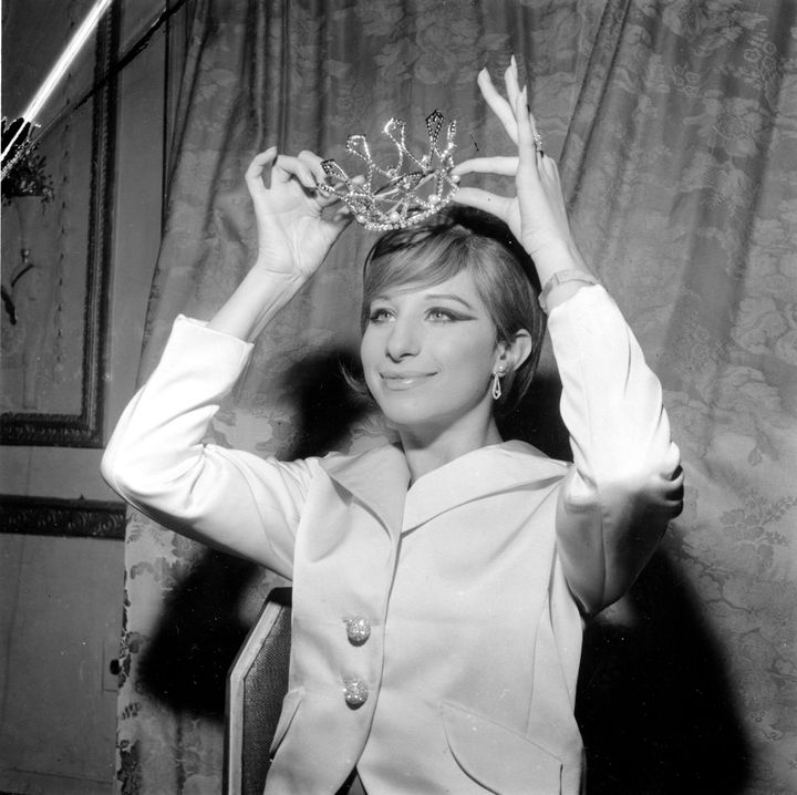 Η Barbra Streisand στέφεται Miss Ziegfeld στον χορό Ziegfeld Club Ball στο Waldorf Astoria Hotel της Νέας Υόρκης, 20 Νοεμβρίου 1964. (AP Photo/Marty Lederhandler)