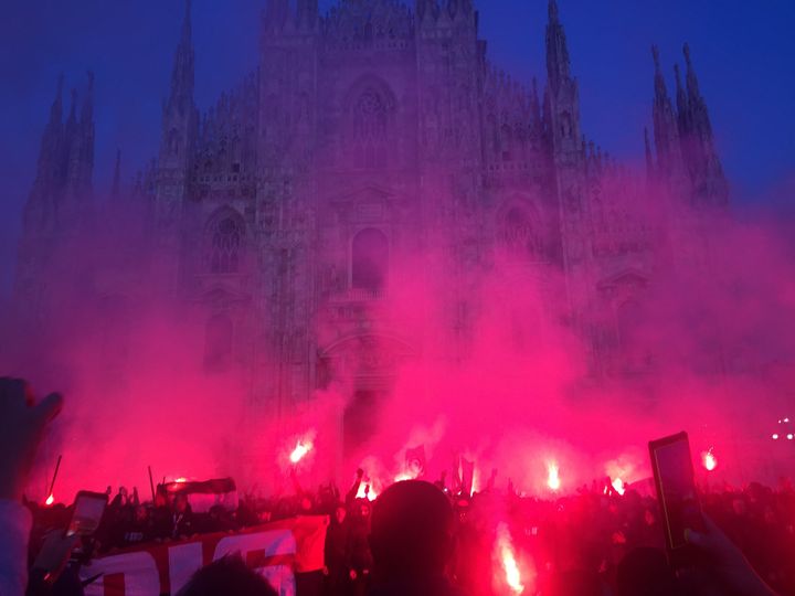Οπαδοί της Παρί Σεν Ζερμέν έχουν ανάψει καπνογόνα στην Piazza Duomo στο Μιλάνο πριν από τον ποδοσφαιρικό αγώνα του Champions League εναντίον της Μίλαν στο Σαν Σίρο.