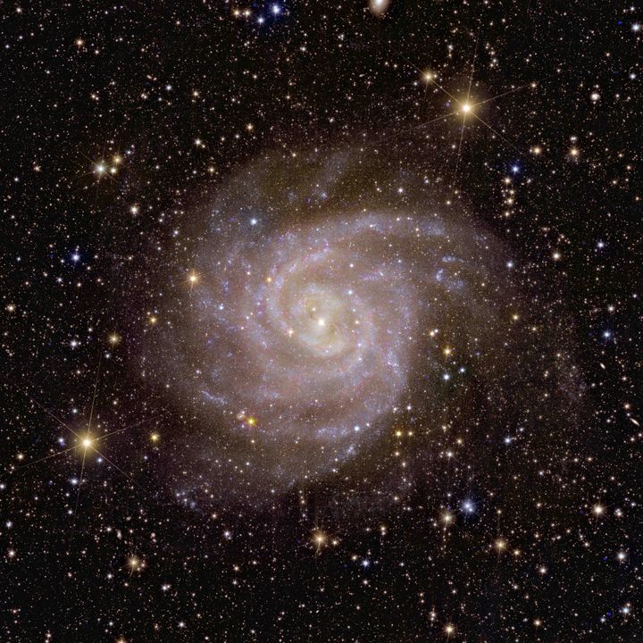 A "Galáxia Oculta", também conhecida como IC 342 ou Caldwell 5, é difícil de observar porque fica atrás do movimentado disco da nossa Via Láctea e, portanto, poeira, gás e estrelas obscurecem a nossa visão.