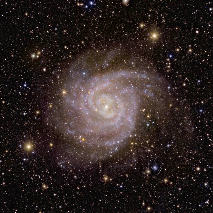 IL "Galassia nascosta," noto anche come IC 342 o Caldwell 5, è difficile da osservare perché si trova dietro il disco occupato della nostra Via Lattea, e quindi polvere, gas e stelle oscurano la nostra vista.