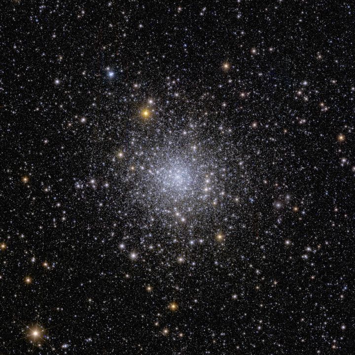 Esta imagem brilhante mostra a visão de Euclides de um aglomerado globular chamado NGC 6397. Os aglomerados globulares são coleções de centenas de milhares de estrelas mantidas juntas pela gravidade e são alguns dos objetos mais antigos do Universo.
