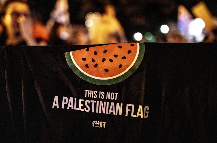 イスラエル・テルアビブでスイカのイラストが描かれたTシャツで抗議する市民（2023年8月12日）