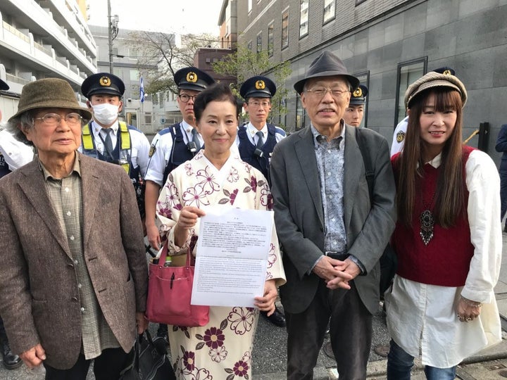 左から、呼びかけ人の鎌田慧さん、神田香織さん、佐高信さん、私。イスラエル大使館に要請書を私に行くものの渡せず。要請書を読み終えたあと