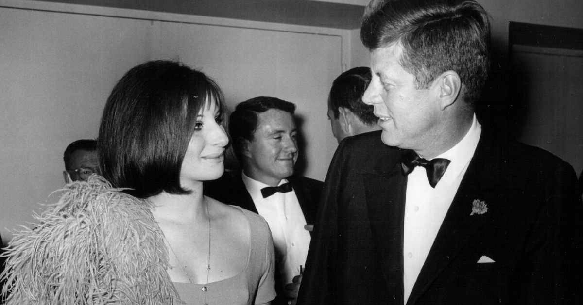 „Po prostu się wśliznął”: Barbra Streisand wspomina, jak witała JFK niekonwencjonalnym komplementem