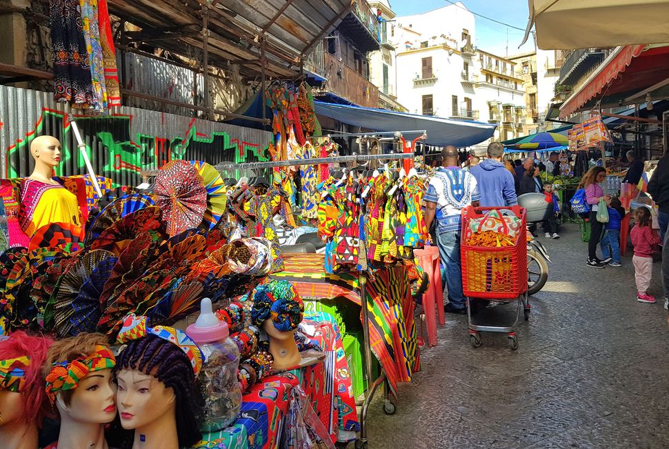 Η διάσημη υπαίθρια αγορά Ballaro στην πόλη του Παλέρμο. 