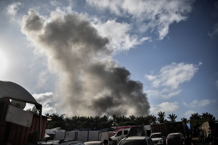 Καπνός υψώνεται από το τζαμί Khalid Bin Walid μετά τις ισραηλινές επιθέσεις κατά τη διάρκεια της 33ης ημέρας των επιθέσεων στην πόλη της Γάζας, στη Γάζα στις 08 Νοεμβρίου 2023.