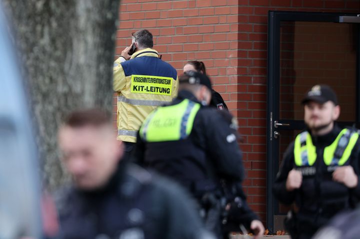 08 Νοεμβρίου 2023, Αμβούργο: Αστυνομικοί και μέλη της ομάδας παρέμβασης σε καταστάσεις κρίσης στέκονται μπροστά από το περιφερειακό σχολείο Blankenese κατά τη διάρκεια μιας κατάστασης απειλής στο Αμβούργο. Η αστυνομία επιβεβαίωσε ότι ένας δάσκαλος σε περιφερειακό σχολείο στο Αμβούργο-Μπλάνκενεζε απειλήθηκε με πυροβόλο όπλο. Ο δάσκαλος απειλήθηκε μέσα στην τάξη μπροστά σε άλλους μαθητές από δύο άτομα, το ένα εκ των οποίων είχε πυροβόλο όπλο, δήλωσε εκπρόσωπος της αστυνομίας στον τόπο του συμβάντος. Δεν υπάρχουν ενδείξεις για τραυματισμούς.