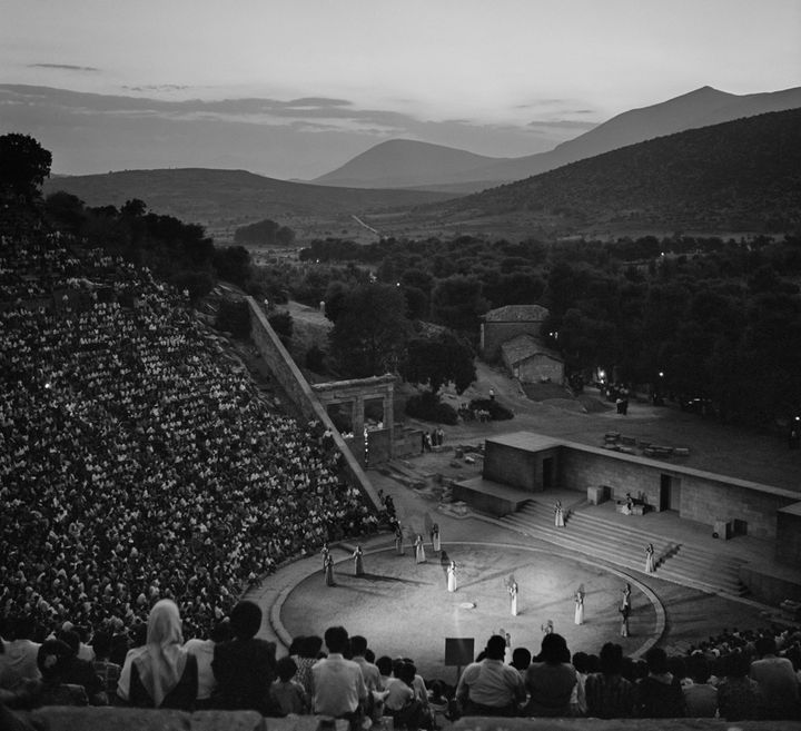 Το αρχαίο θέατρο της Επιδαύρου, 1954. Παράσταση του «Ιππολύτου» του Ευριπίδη. Εκείνη τη χρονιά ξεκίνησε το Φεστιβάλ Επιδαύρου.