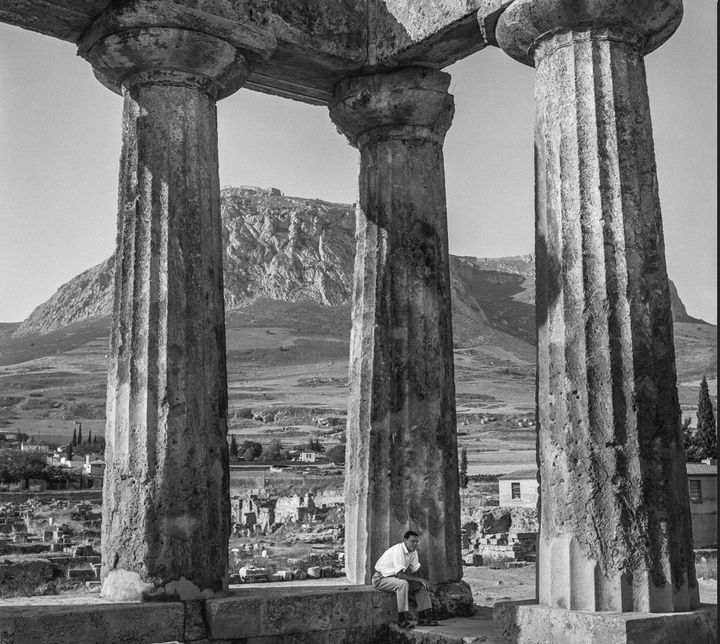 Ο αδερφός του φωτογράφου, Τσαρλς, χαλαρώνει στη σκιά του ναού του Απόλλωνα με την Ακροκόρινθο στο φόντο (1961)