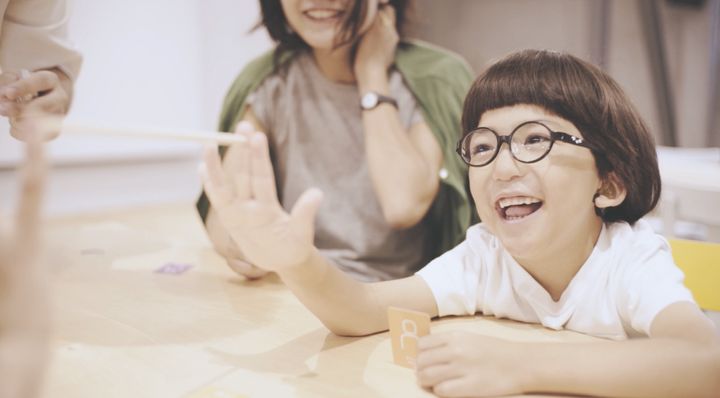 触手話をヒントに手話通訳士の和田夏実さんと快仁くんと一緒に開発し、指で遊ぶツイスターのようなゲーム『LINKAGE』