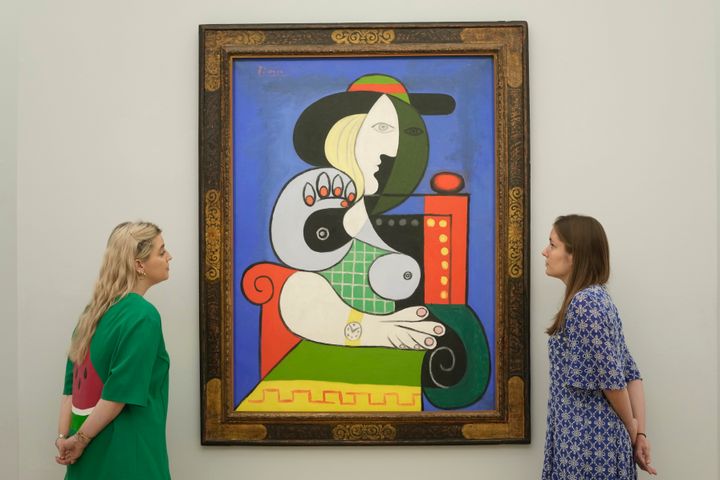 Ο πίνακας «Femme a la montre» του Πικάσο στην έδρα του Sotheby's στο Λονδίνο, πριν τη δημοπρασία, 6 Οκτωβρίου 2023. (AP Photo/Kin Cheung)
