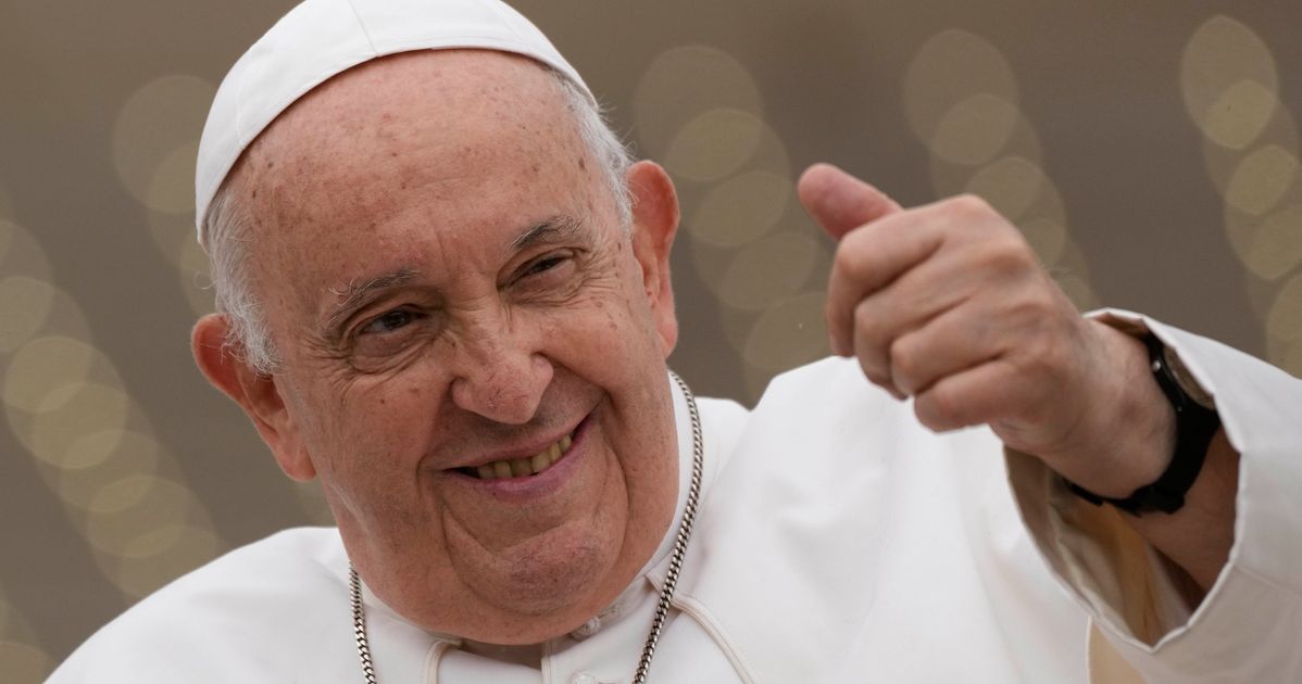 Le Vatican déclare que certains catholiques transgenres peuvent se faire baptiser