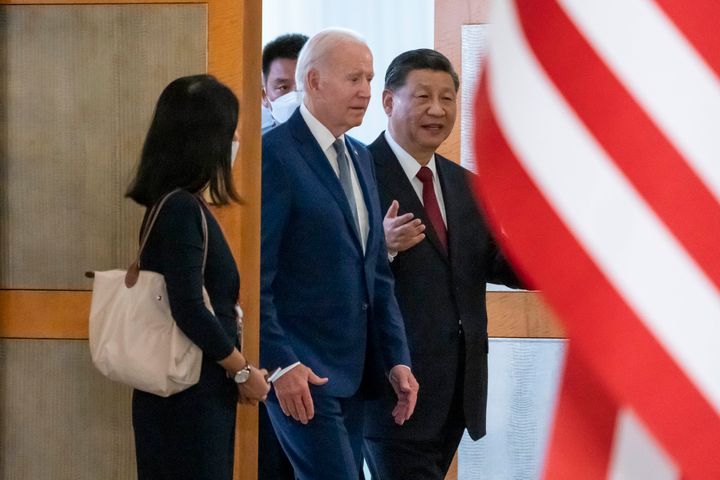 Ο πρόεδρος των ΗΠΑ Τζο Μπάιντεν, αριστερά, φτάνει με τον Κινέζο Πρόεδρο Σι Τζινπίνγκ για συνάντηση στο περιθώριο της συνόδου κορυφής της G20, Δευτέρα, 14 Νοεμβρίου 2022, στο Μπαλί της Ινδονησίας. (AP Photo/Alex Brandon)