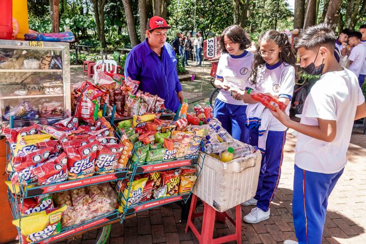 Μπογκοτά, Κολομβία, Βοτανικός Κήπος Jose Celestino Mutis, πωλητής σνακ με μαθητές μαθητές σε εκδρομή.