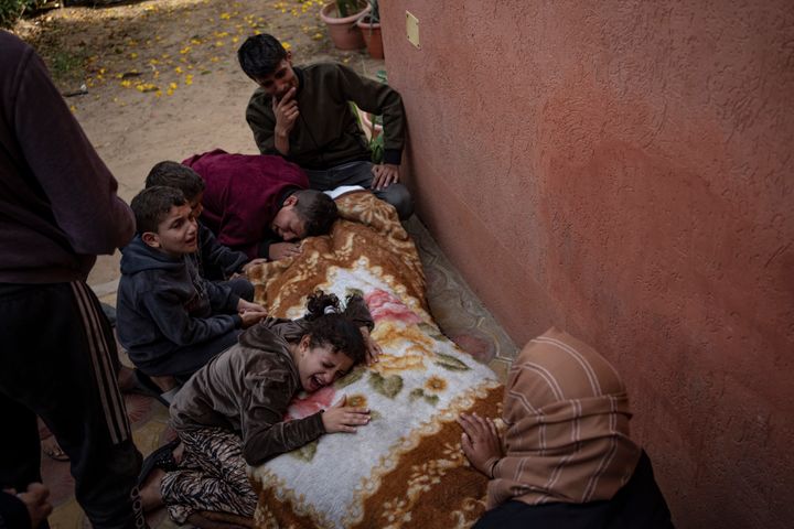 Los palestinos lloran a sus familiares muertos en el bombardeo israelí de la Franja de Gaza, en el hospital de Khan Younis, el sábado 11 de noviembre de 2023. (Foto AP/Fatima Shbair)